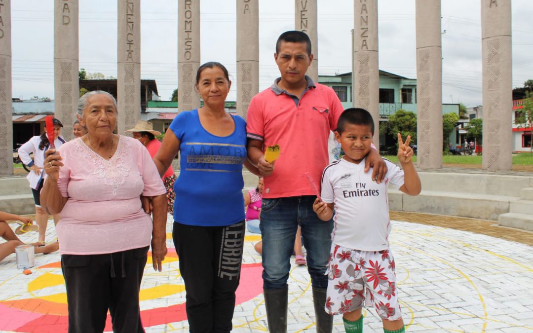 Cuatro generaciones de El Tigre pintan la paz: Ana Maya, Rubiela Maya, José Chingua Maya y Ronald Chinguá. - Fotografía 9 de abril, 2019.